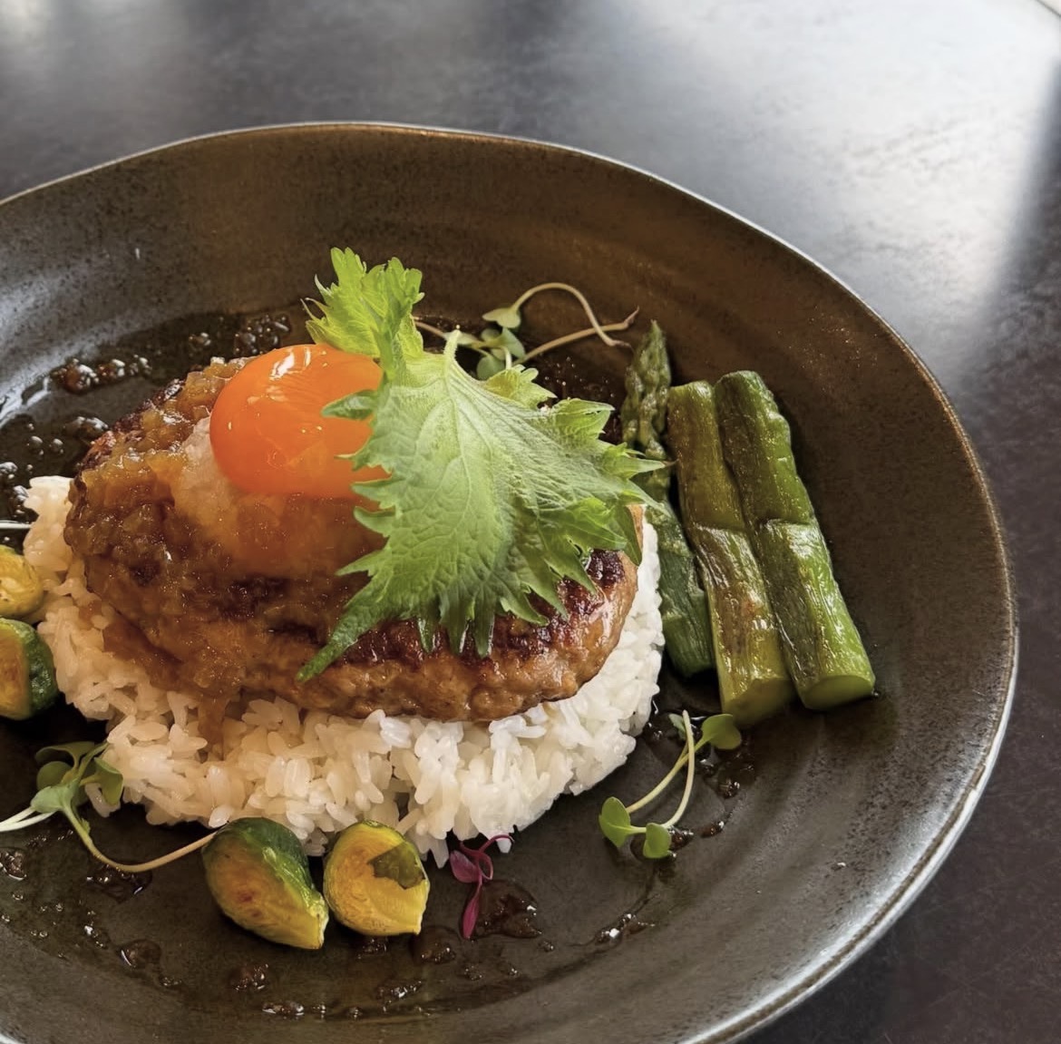 春野菜と大きなハンバーグライス